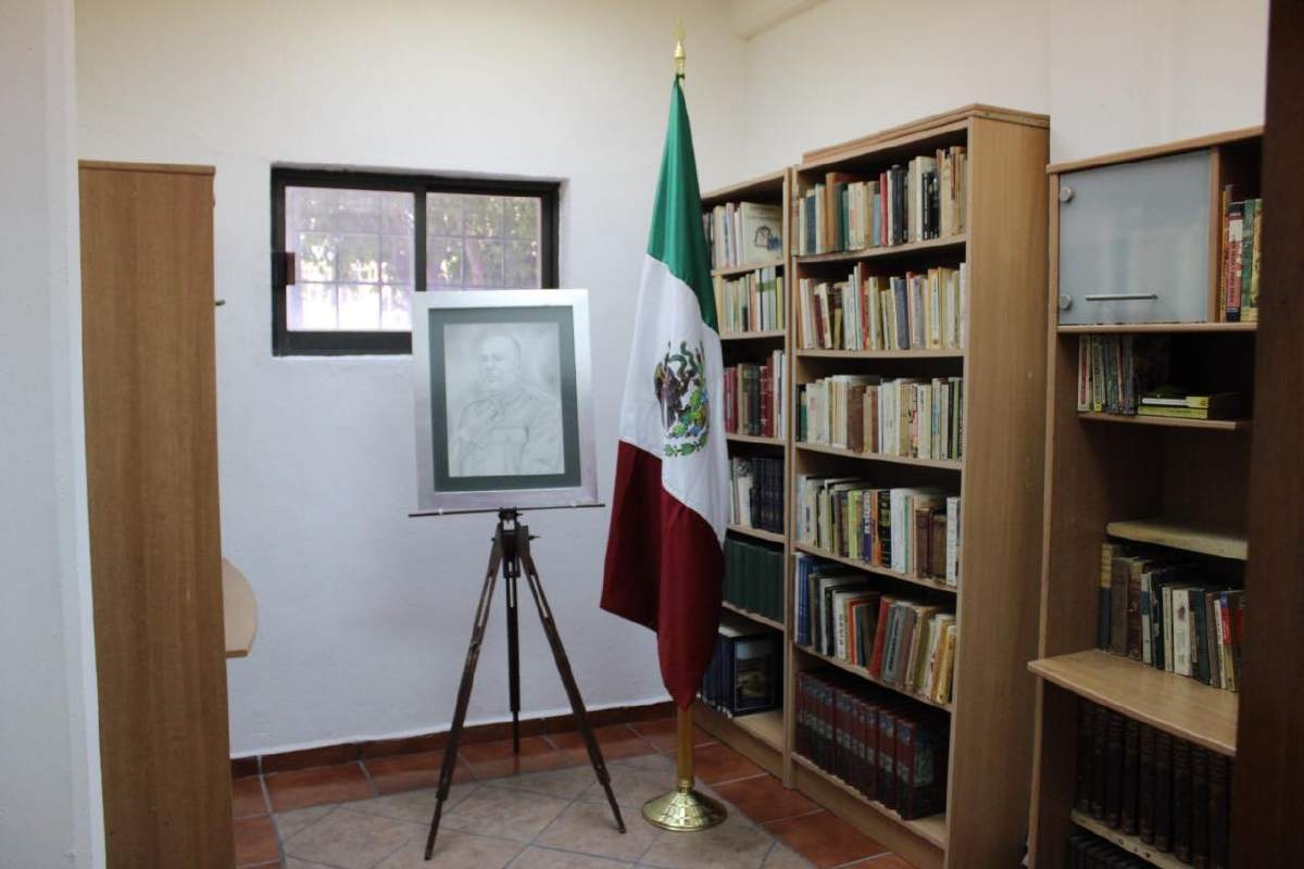 Donan colección completa de un militar a la biblioteca de Jojutla