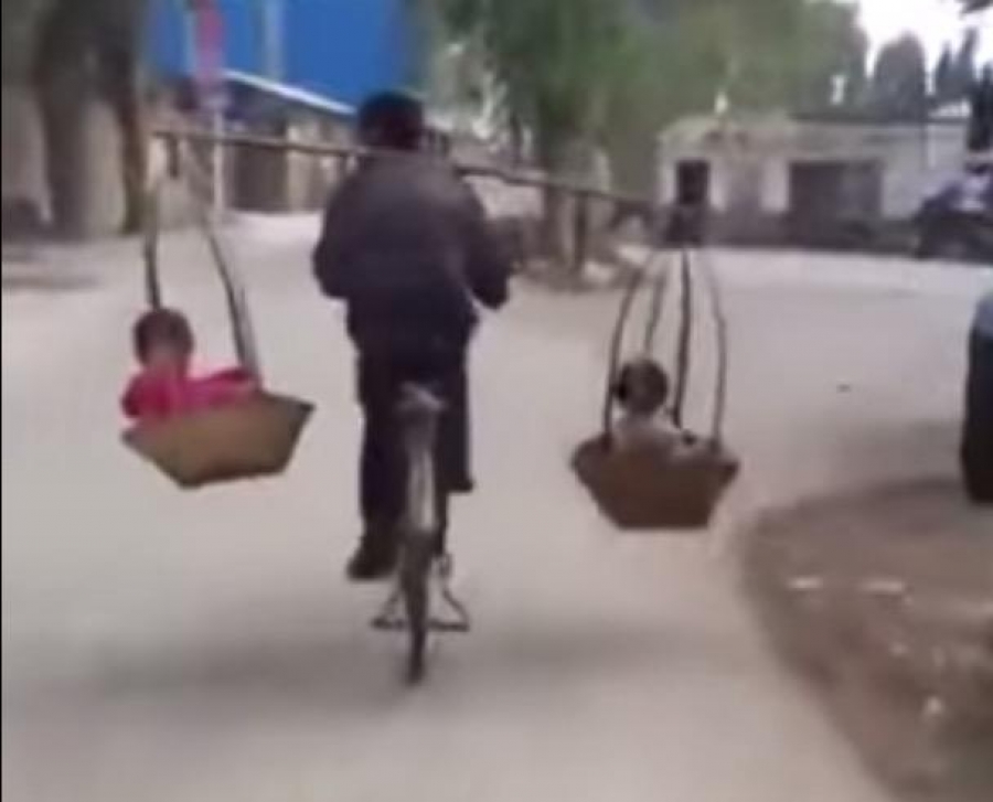 El experto equilibrista que transporta a sus dos hijos