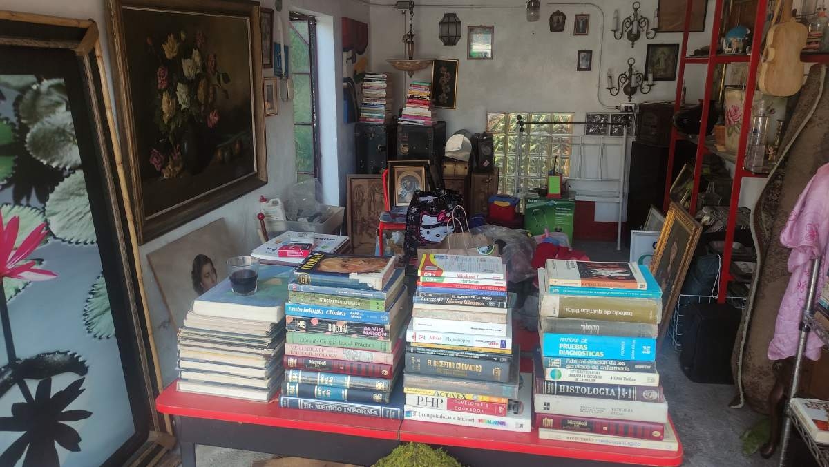 Vende libros y antigüedades