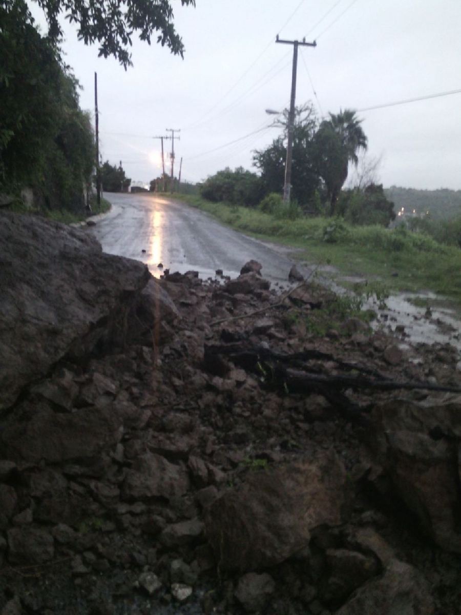 Se derrumba talud en circuito del lago de Tequesquitengo
