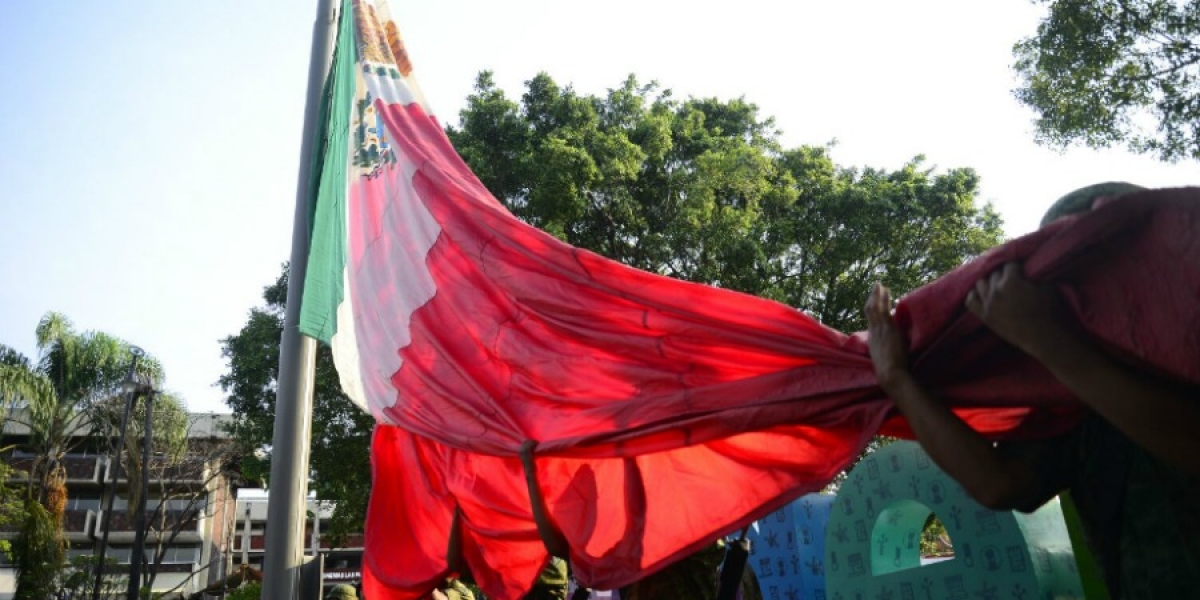 Izan bandera en conmemoración deI 148 aniversario de la creación del Estado de Morelos