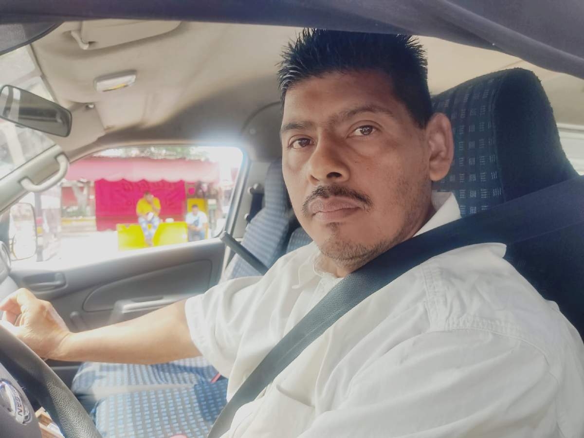 Vive de chofer pero también de mecánico