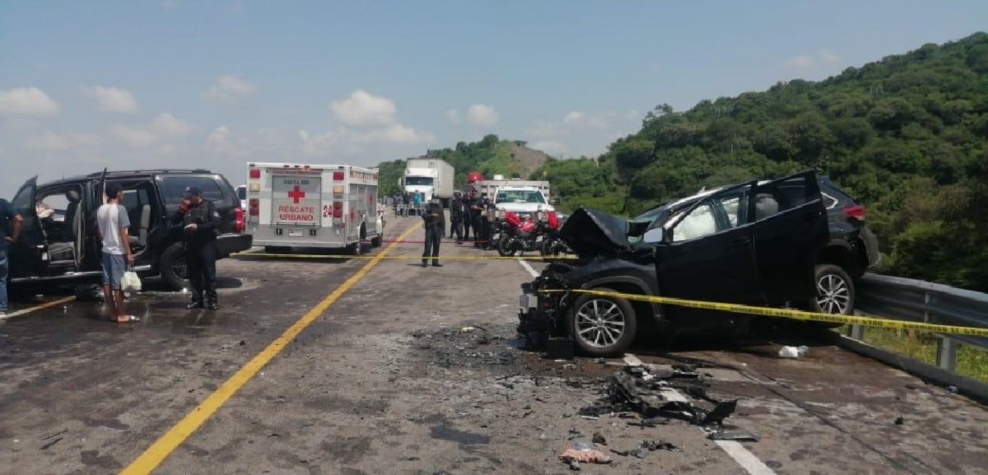 Mueren tres mujeres al chocar dos camionetas