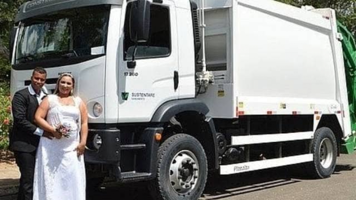 Pareja toma las fotos de su boda en un camión de basura