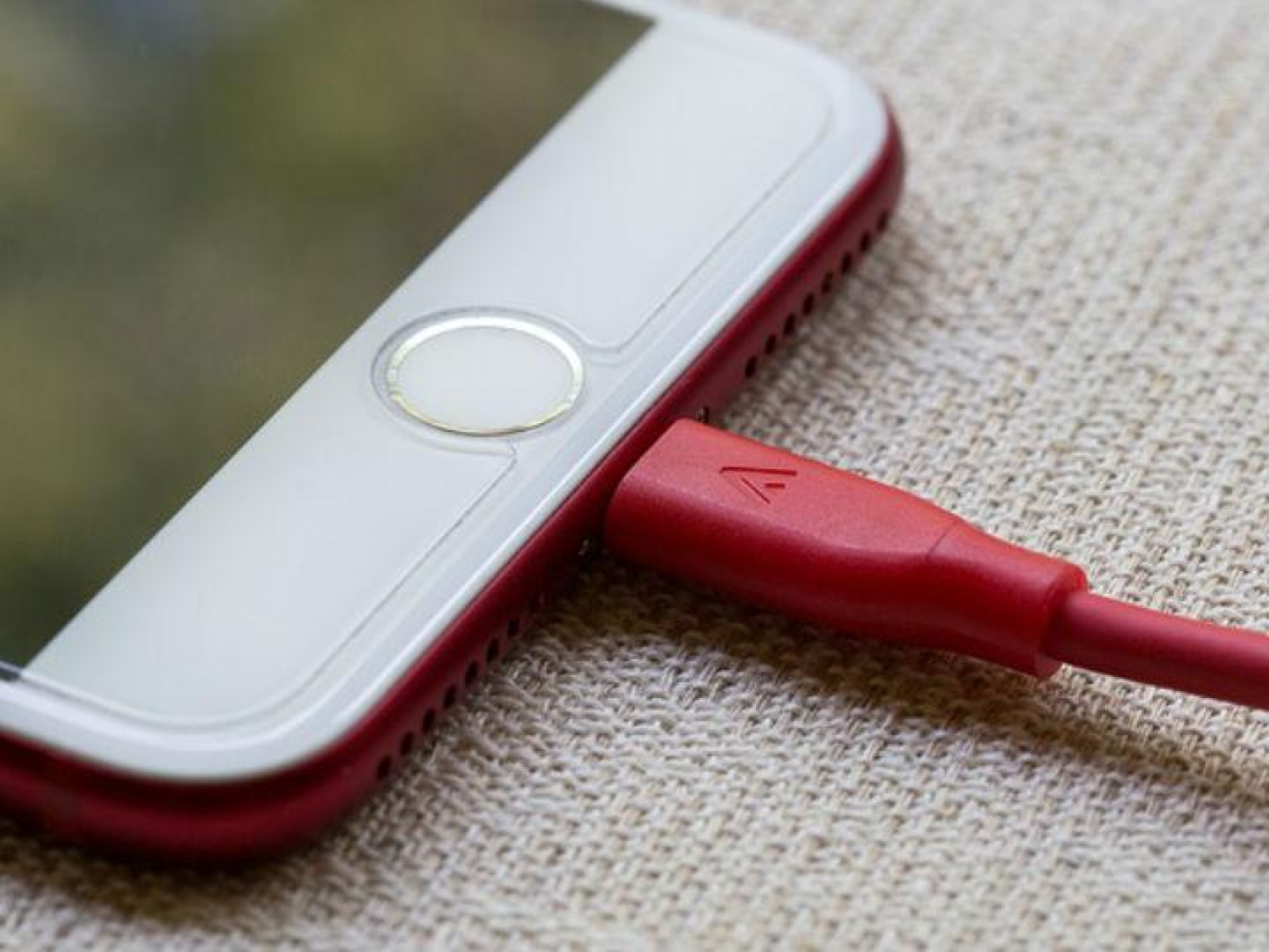 ¿Es bueno cargar el celular en "modo avión"?