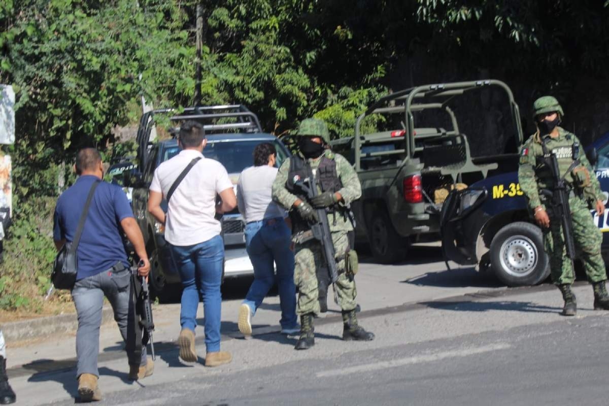 Se enfrentan policías y grupo criminal armado en Coatlán