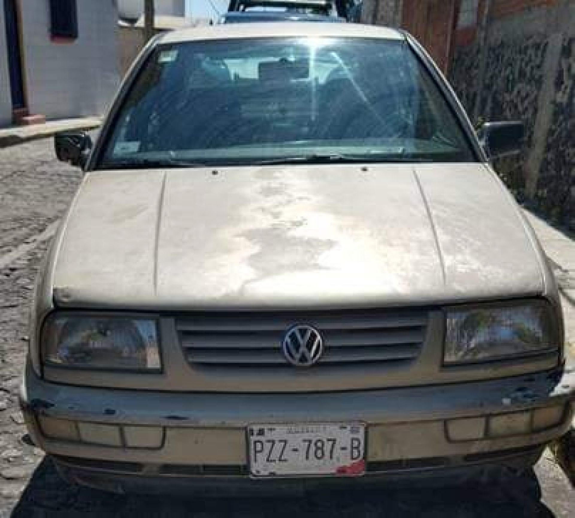 Abandonan un automóvil con reporte de robo