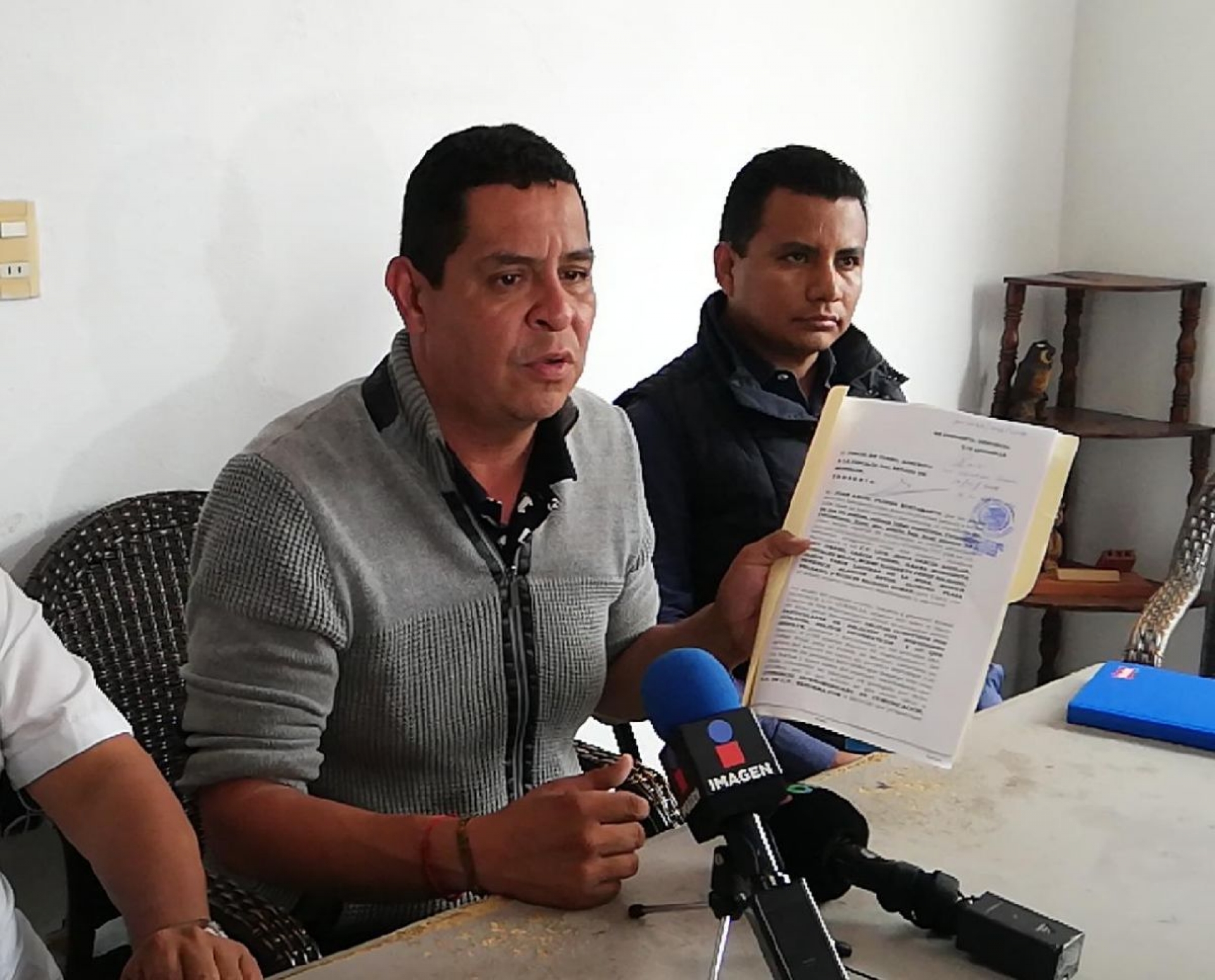 Flores Bustamante asegura que campaña de desprestigio pone en riesgo a su familia