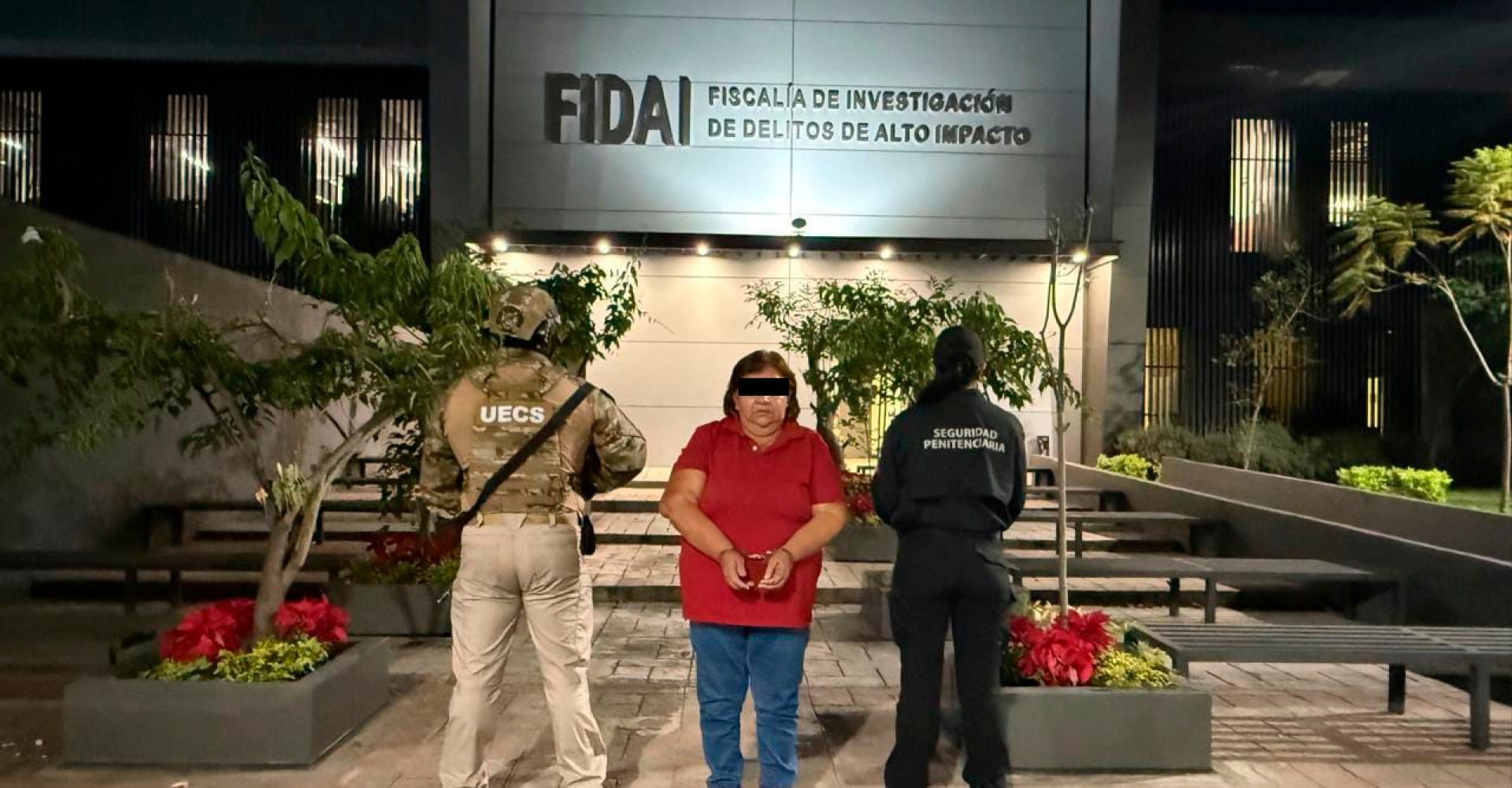 Aseguran integrantes de la Mesa de Paz y Seguridad a mujer que pretendía introducir dos teléfonos celulares al Cereso varonil