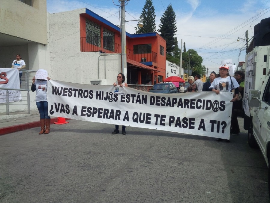 Se manifiestan agrupaciones civiles para exigir apertura de tumbas de Tetelcingo