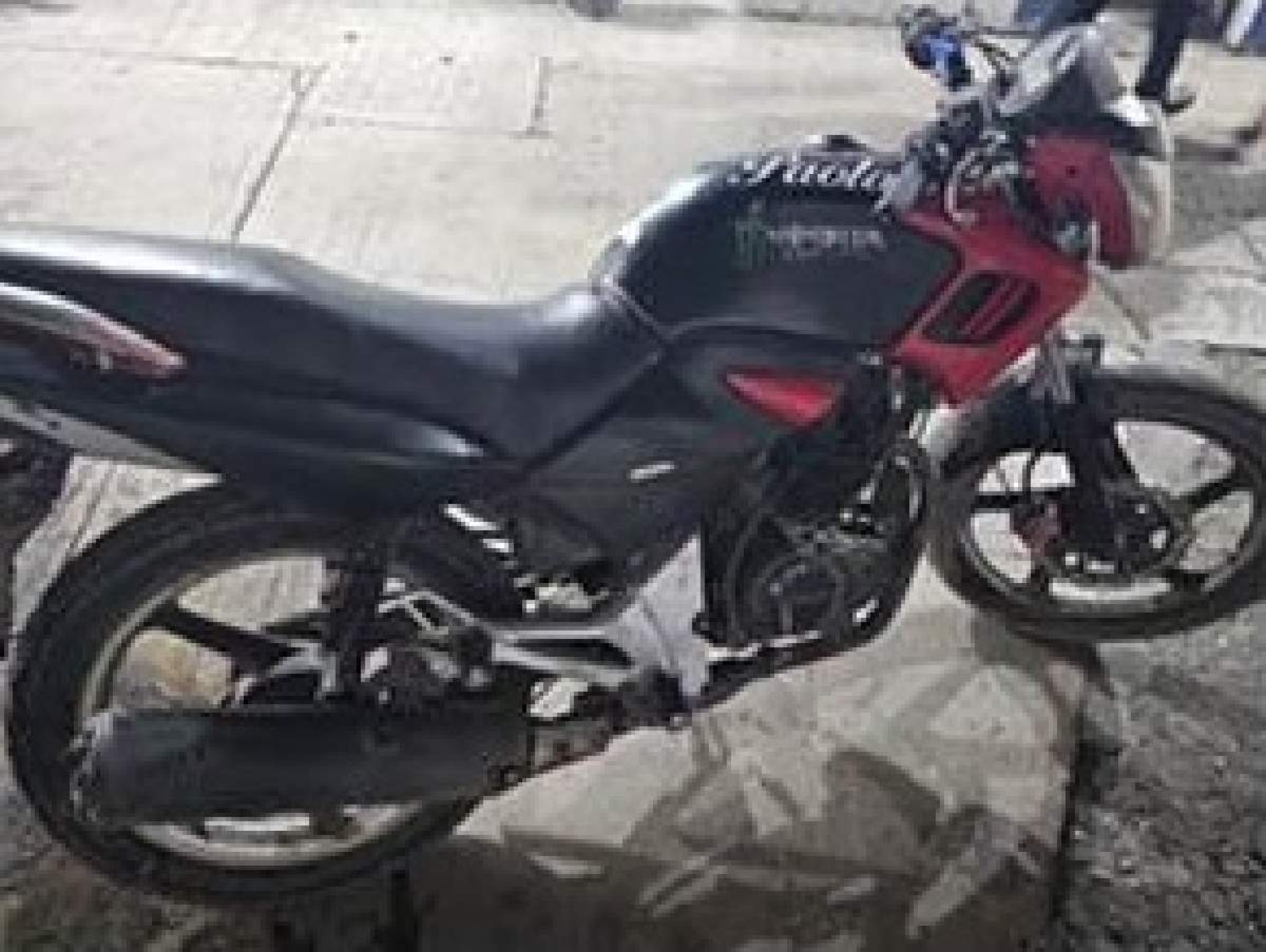 Arrestan a joven en poder de una moto robada