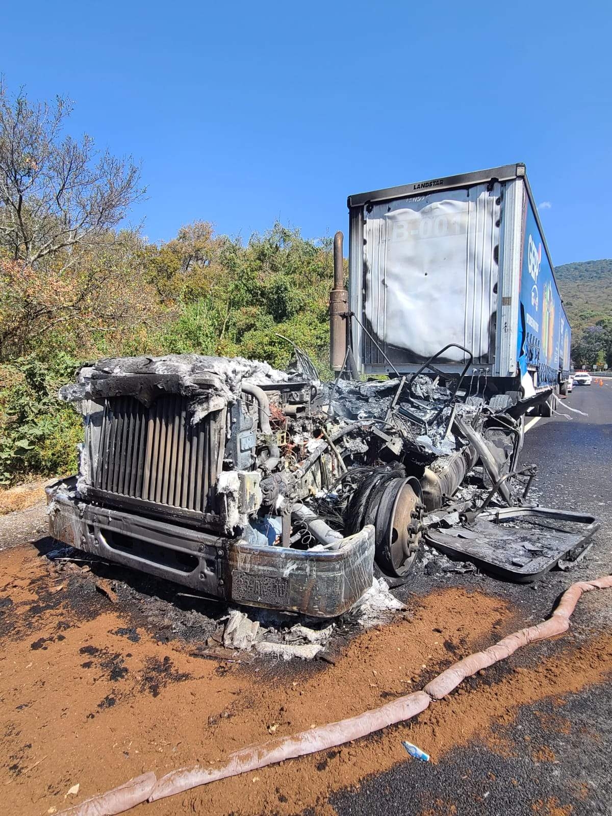 Se incendia tráiler en la autopista La Pera-Cuautla