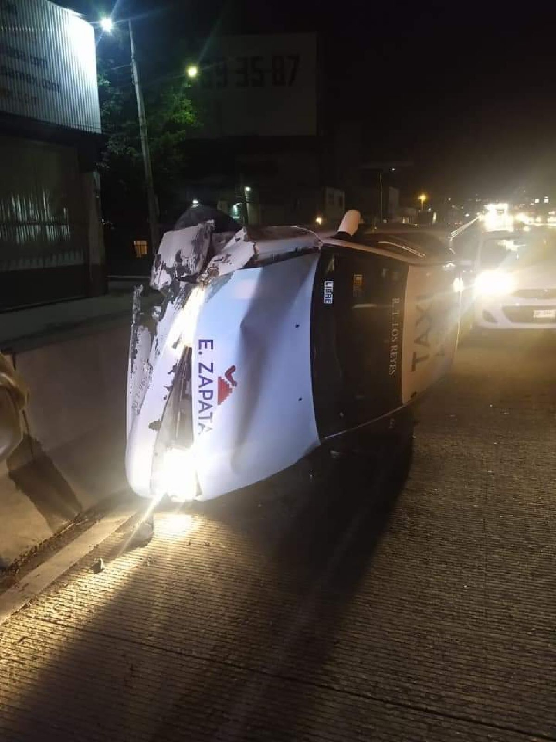 Vuelca un taxi en el Paso Exprés