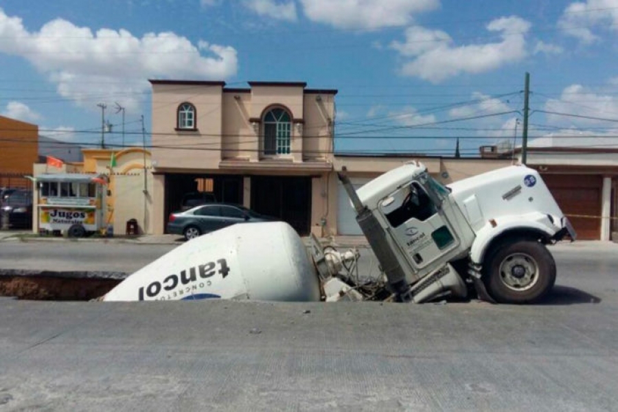 Ahora una revolvedora de concreto cae a un socavón en Reynosa
