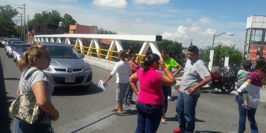 Se inundan viviendas en Jardines de Palmira; afectados bloquearon avenida