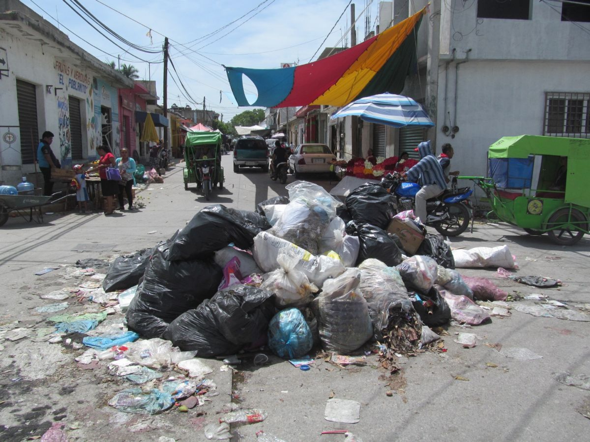 Se quejan vecinos de Xoxocotla del basurero que deja tianguis los domingos