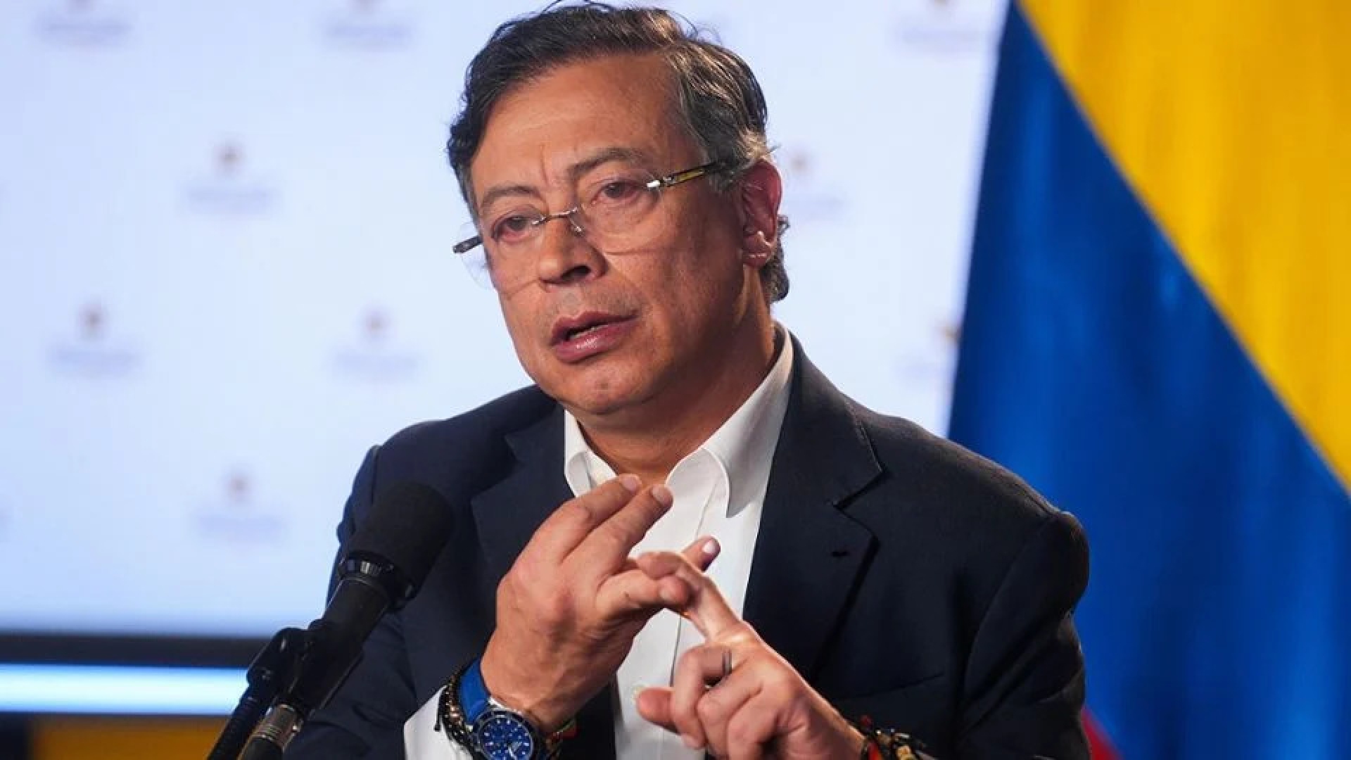 Petro cuestiona a mandatarios latinos por silencio ante ofensiva de EU en el Caribe