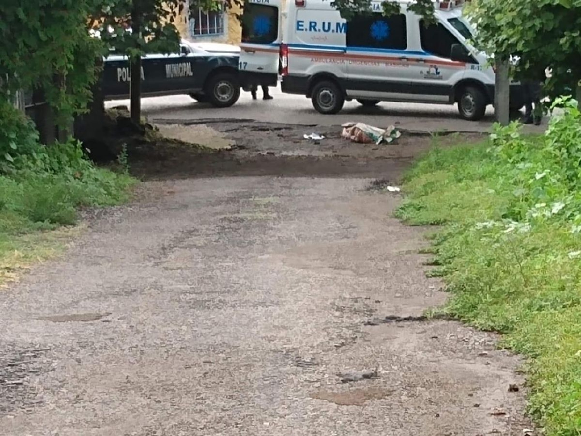 Abandonan cadáver envuelto en una lona