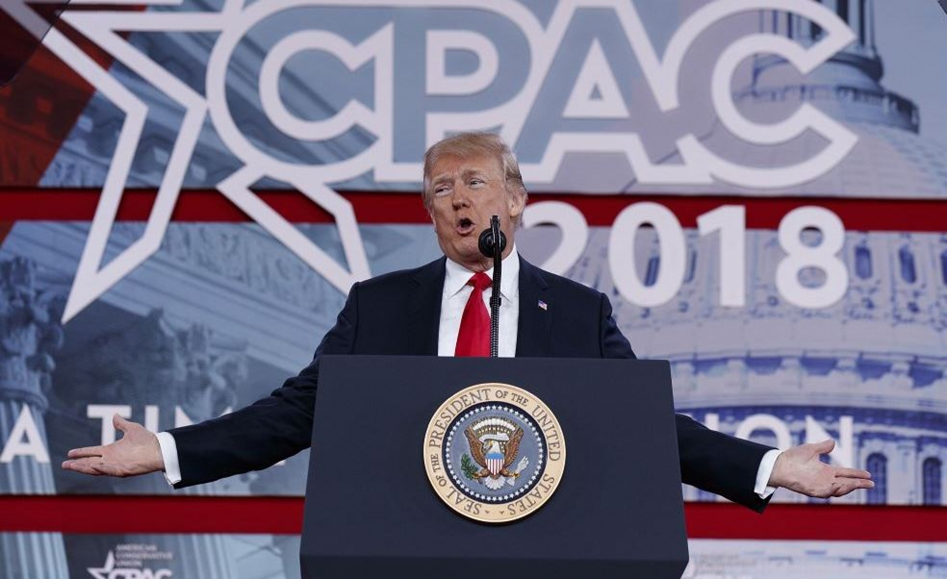 Trump compara a migrantes con serpientes traicioneras
