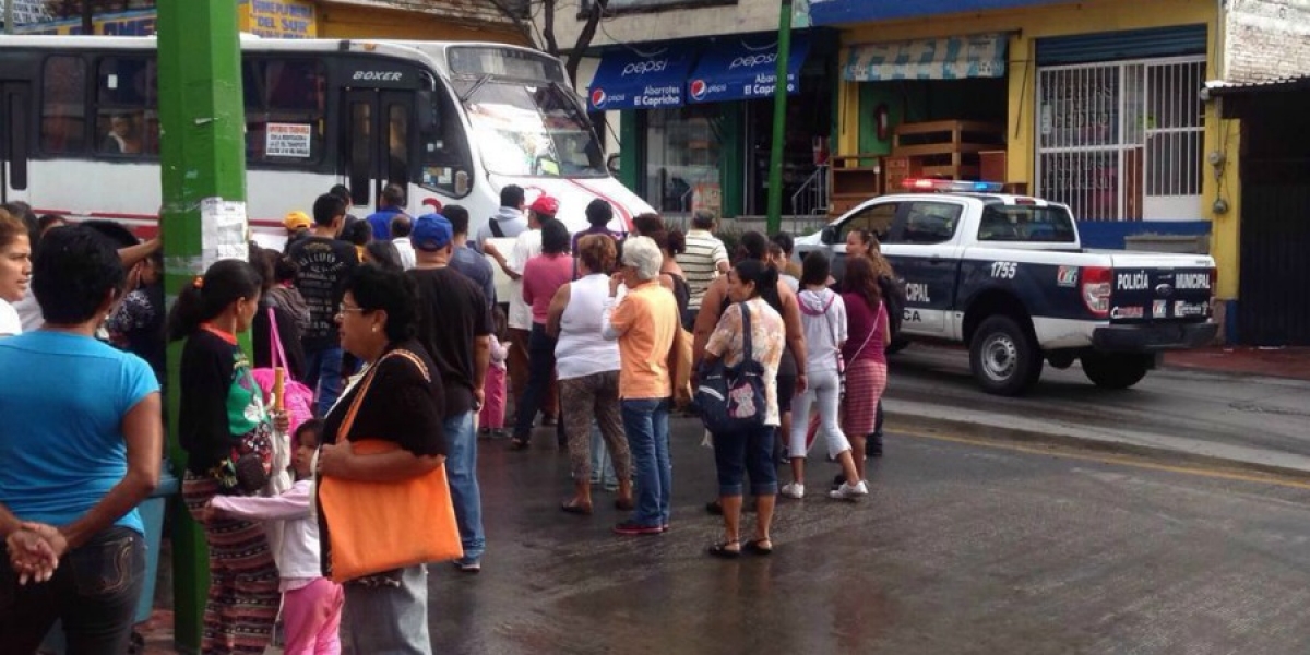 Bloquean manifestantes la avenida Morelos, en Cuernavaca