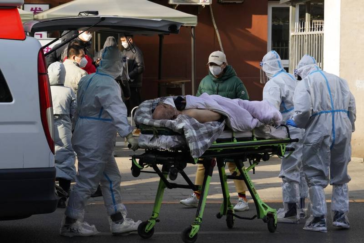 COVID no da tregua en China: reportan subida de casos tras reducir medidas