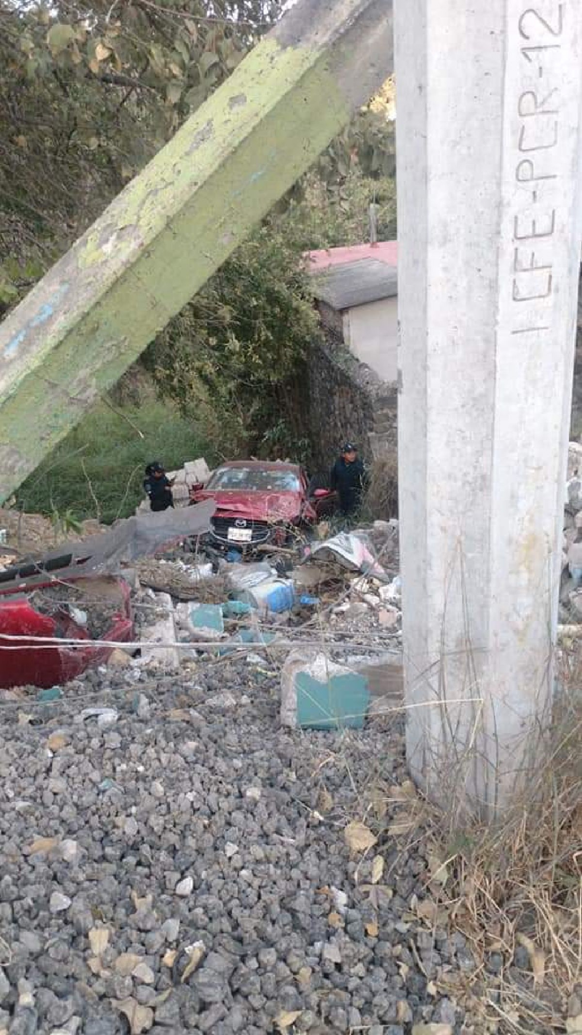 Muere una automovilista al caer a un barranco