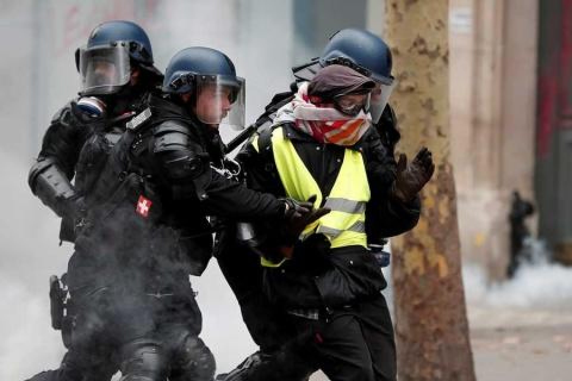 Van casi 2 mil detenidos por protestas en Francia