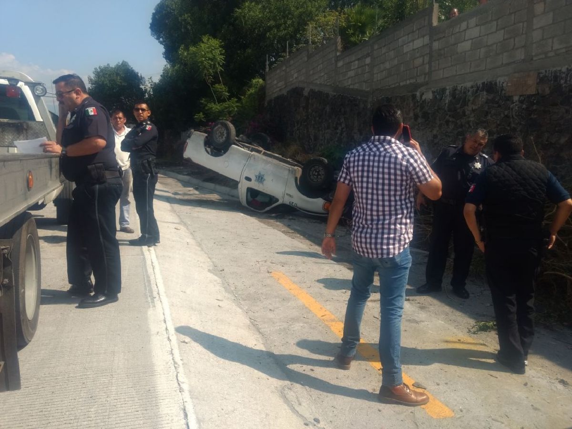 Vuelca patrulla de la Policía Morelos en el Paso Exprés