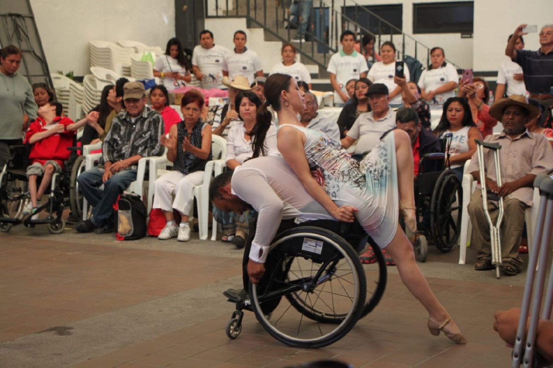 Entregan aparatos por el día internacional de las personas con discapacidad
