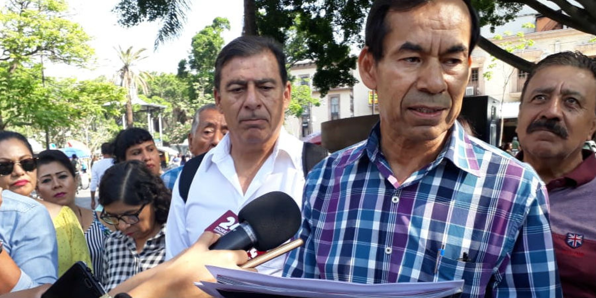 Señalan militantes de Morena que se suman al aspirante independiente José Luis Urióstegui