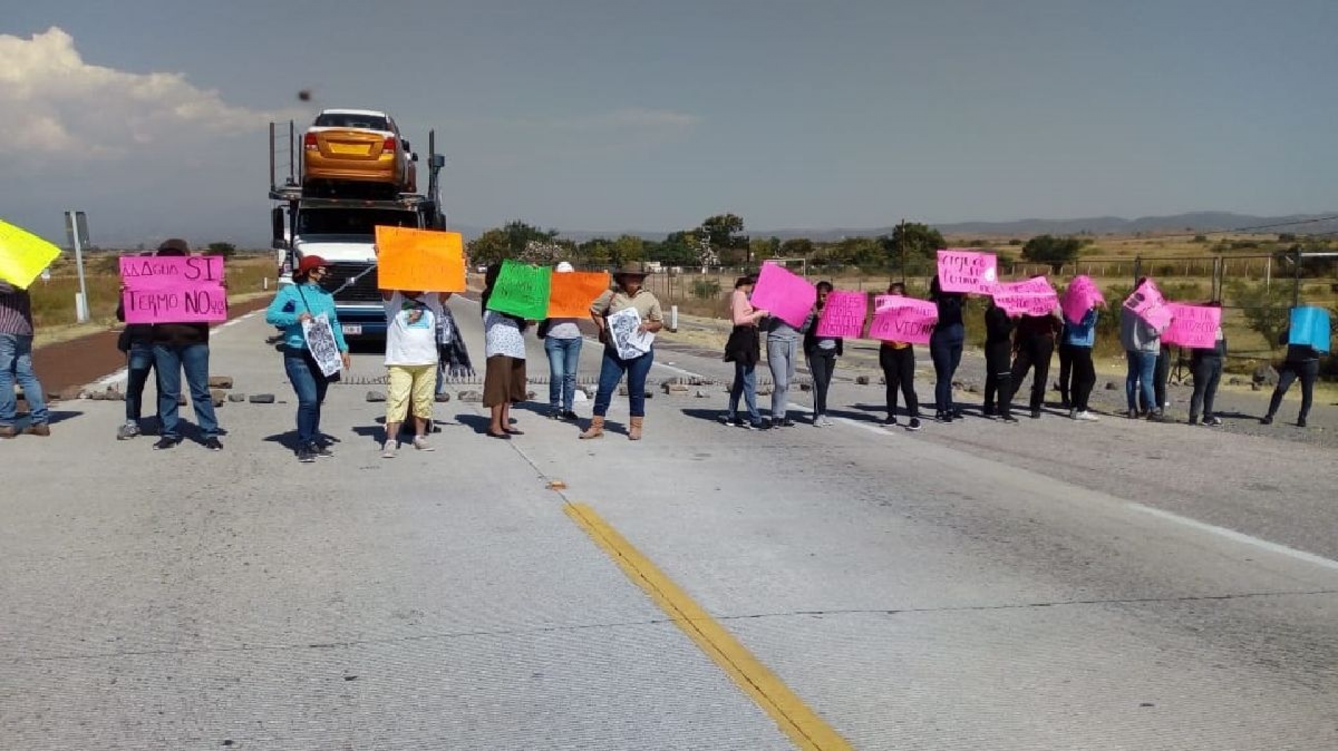 Se suman normalistas de Amilcingo a protestas de ejidatarios