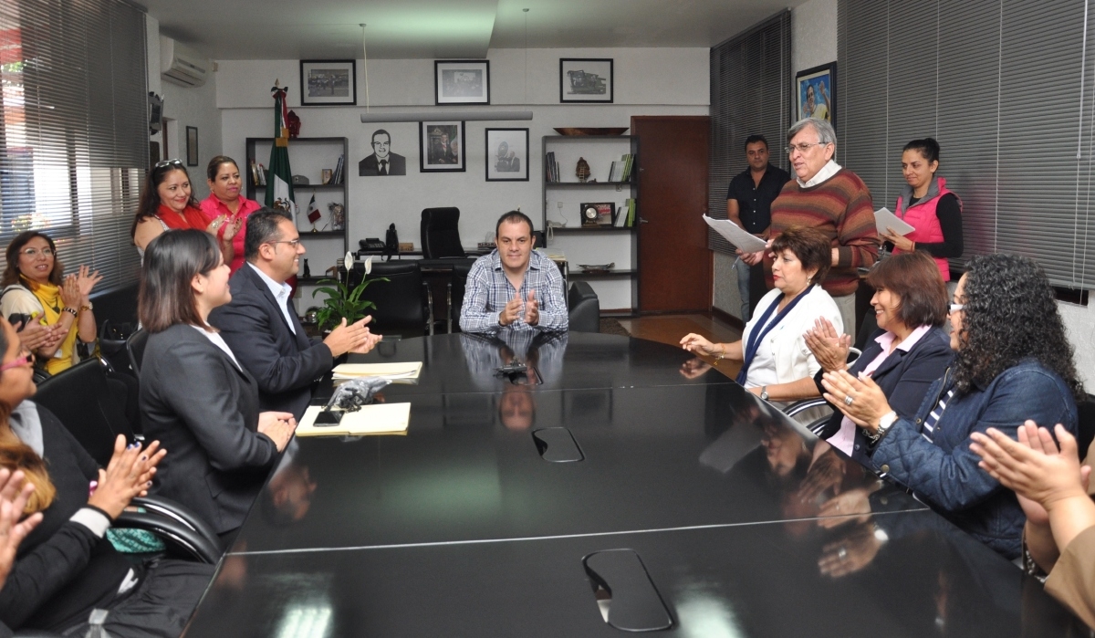 Reconoce Cuauhtémoc Blanco a  graduados en educación financiera