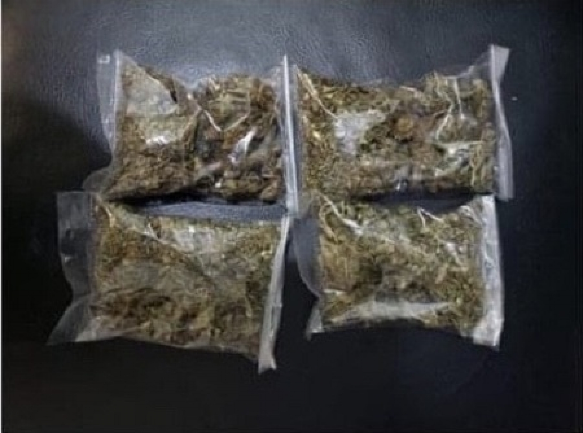 Un joven ofrecía marihuana a transeúntes