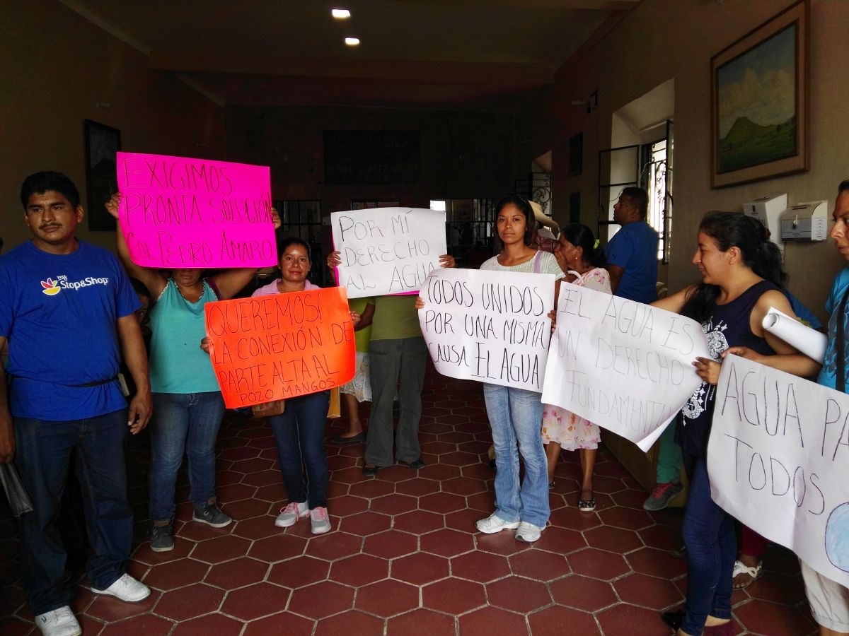 Se manifiestan habitantes de la colonia Pedro Amaro por falta de agua