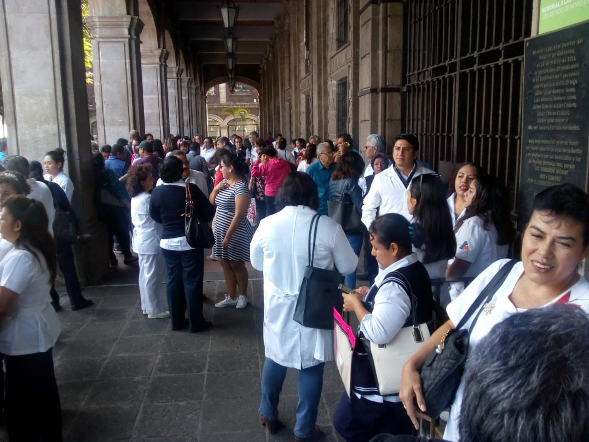 Se manifiestan integrantes del SNTSS