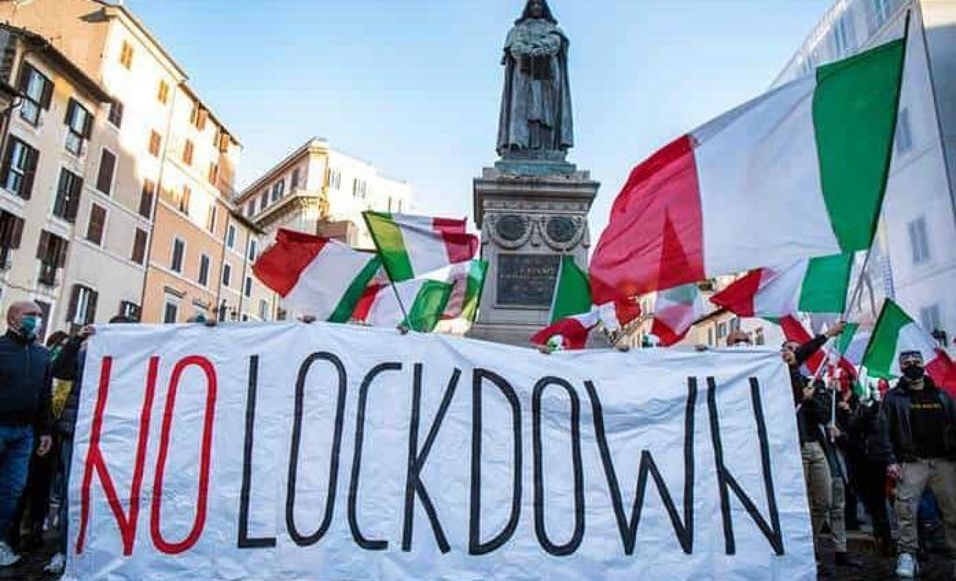 Italia registró 353 muertes en las últimas horas, alista toque de queda nacional