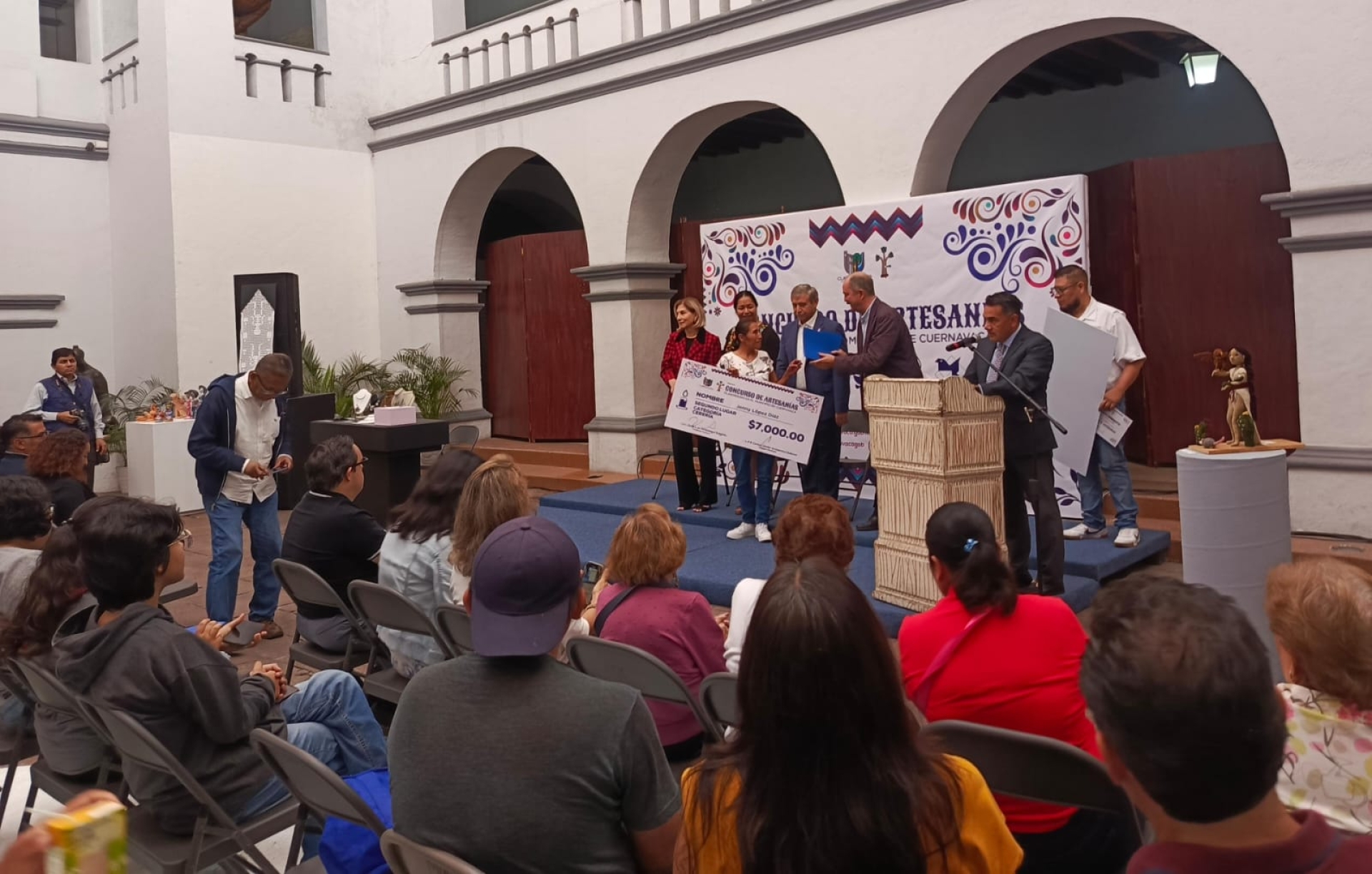 Premia ayuntamiento capitalino a ganadores del 'Concurso municipal de artesanías 2024'