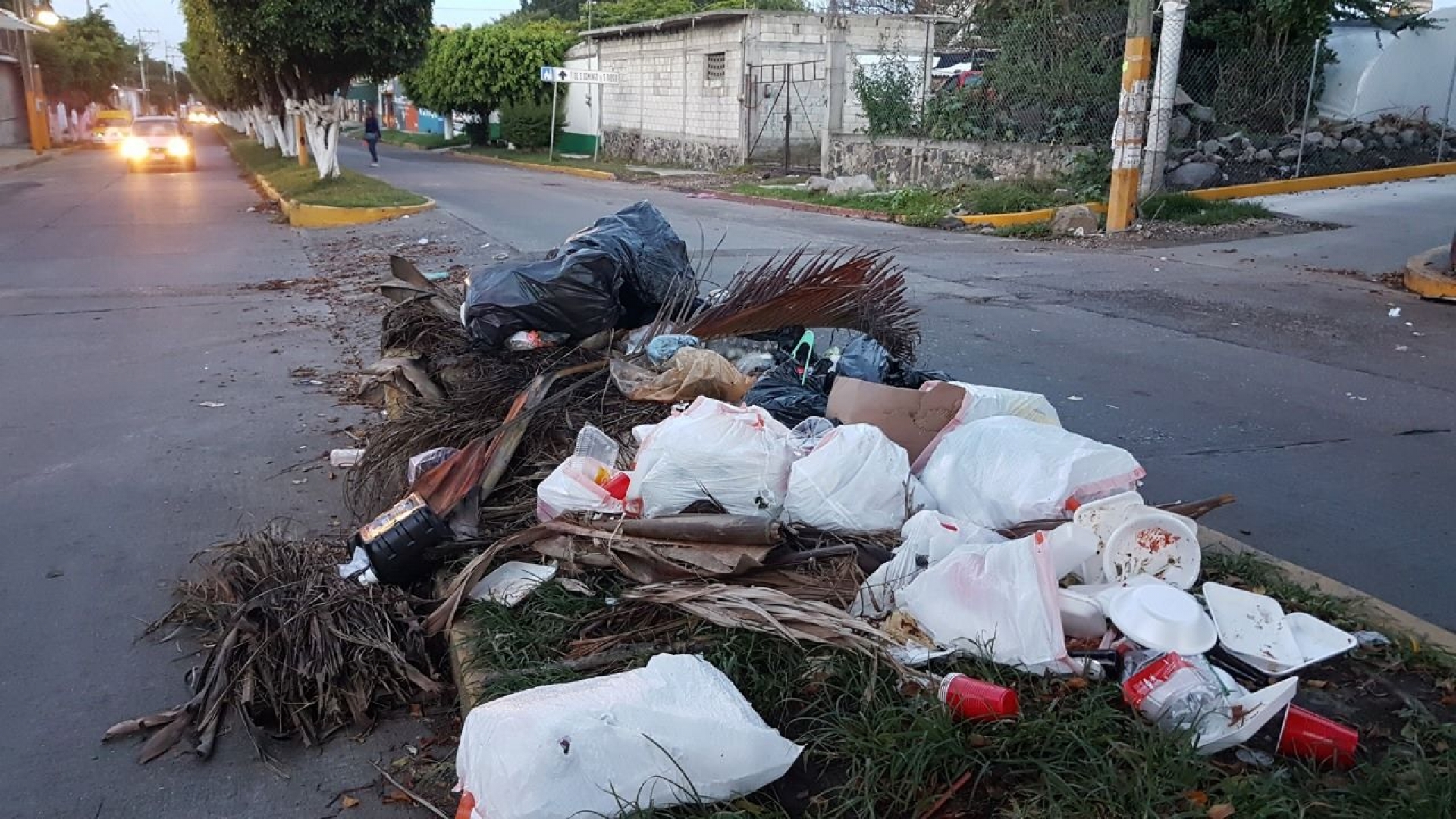Proliferan tiraderos de basura en calles y camellones de Cuautla