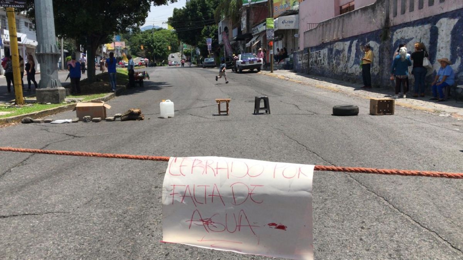 Con bloqueos reclaman a SAPAC por falta de agua