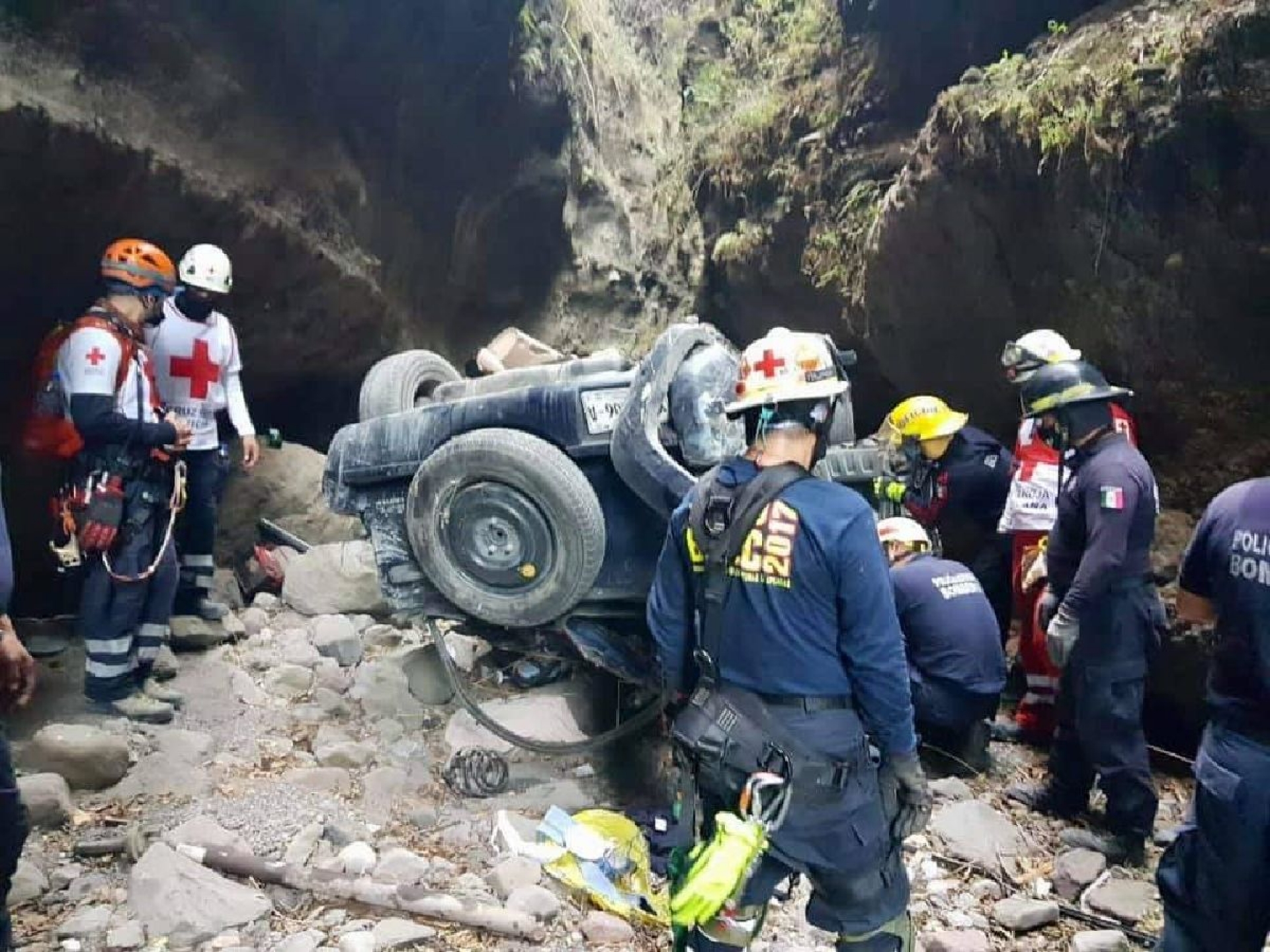 Hallan a tres personas sin vida en una barranca