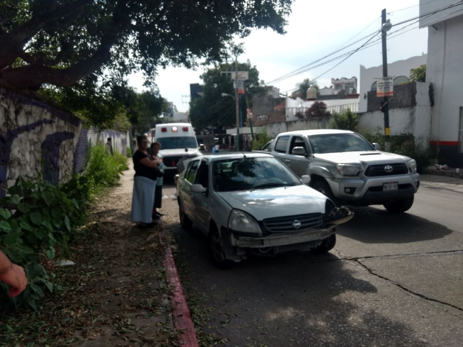 Choque entre una moto y un auto deja dos lesionados