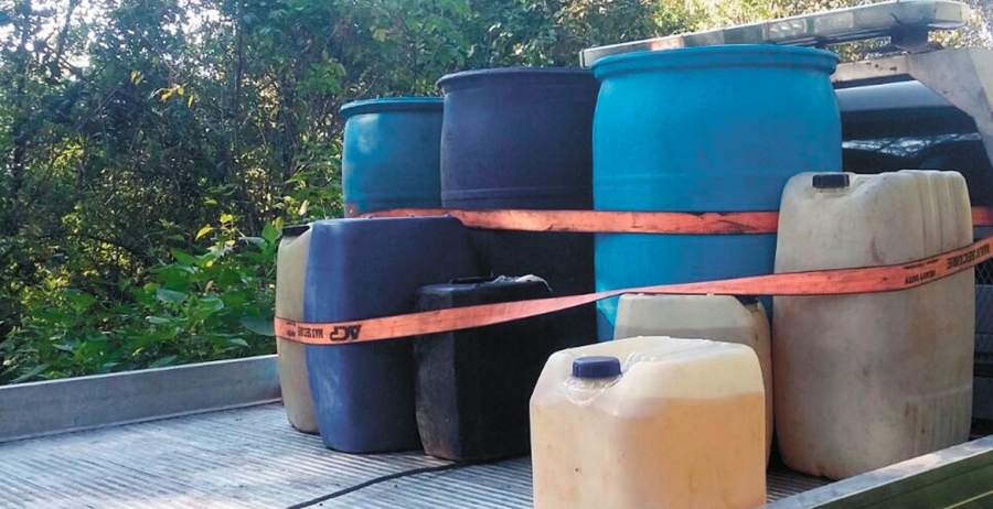 Huyeron al verse sorprendidos mientras vendían gasolina robada