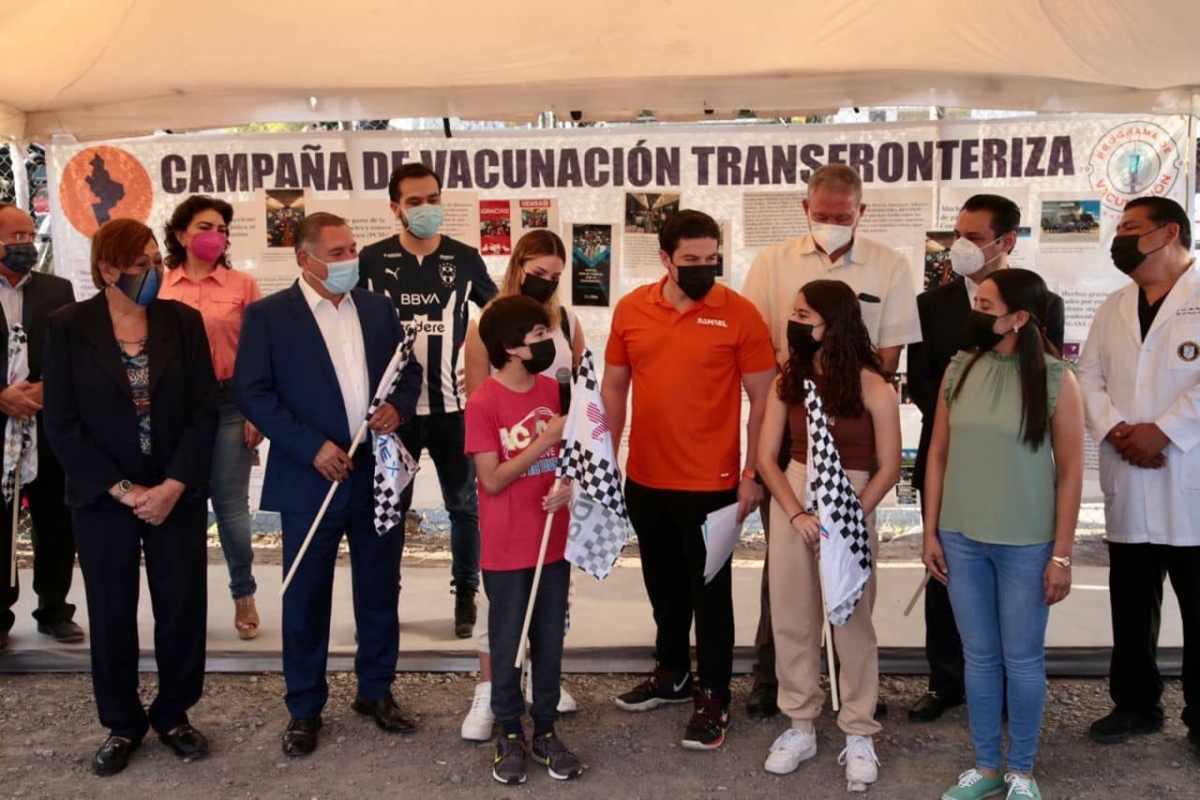 Vacunan contra COVID a menores de edad de Nuevo León en Texas