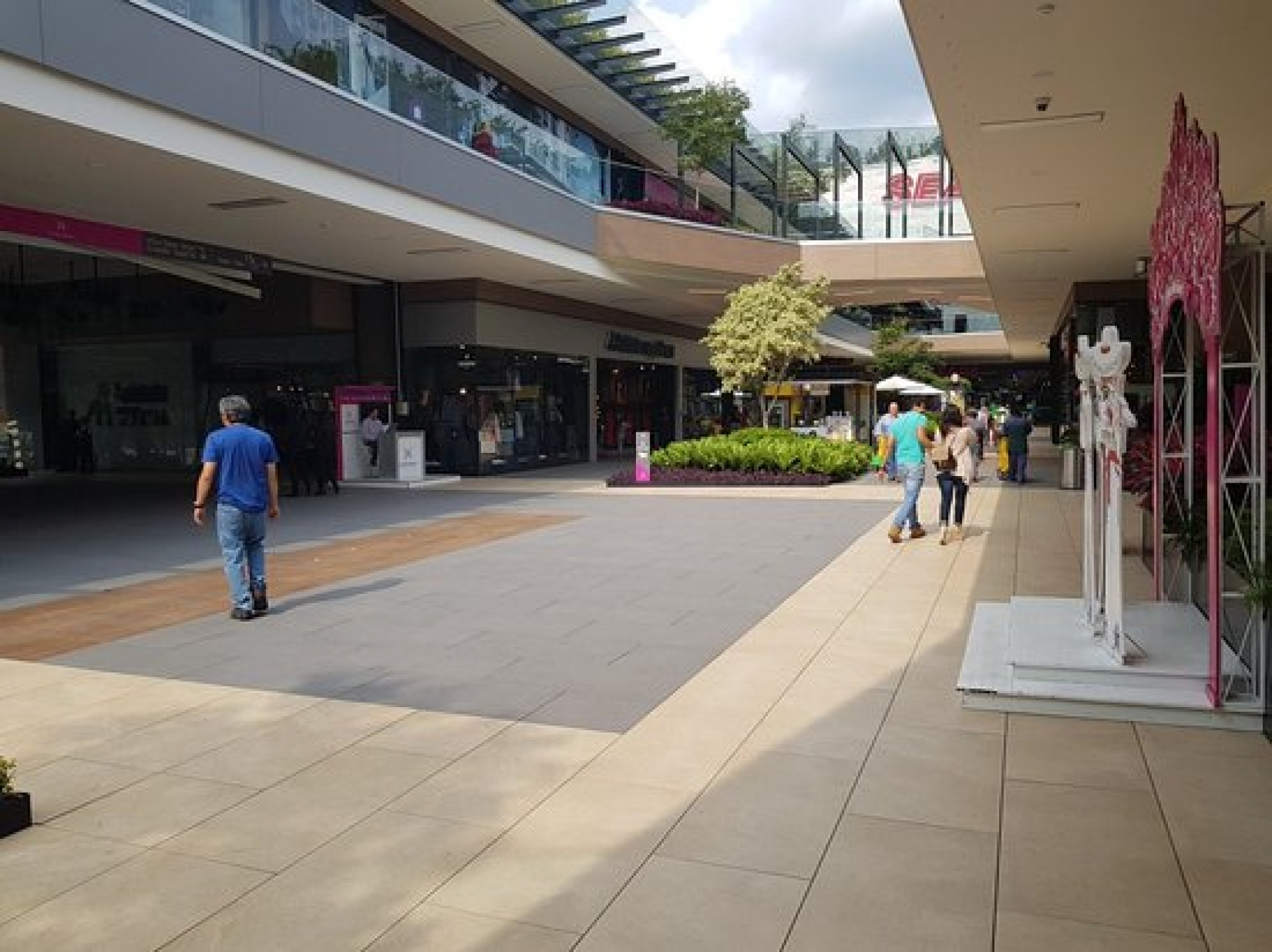 Con amparos, trece plazas niegan estacionamiento gratis