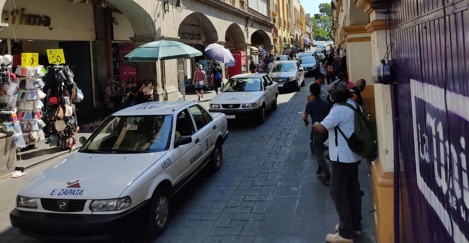 Taxista gasta 80 pesos cada semana para comprar gel antibacterial