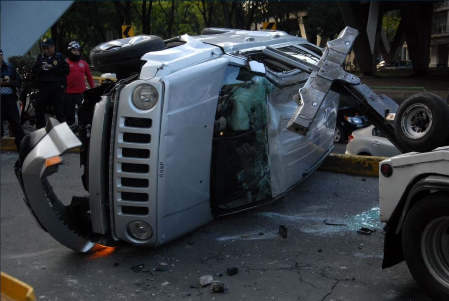Volcadura de camioneta sobre Ejército Nacional, CDMX, deja un herido