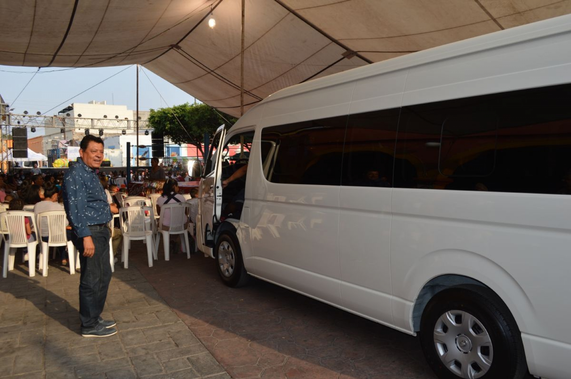 Entrega alcalde de Jonacatepec vehículo para traslado de pacientes