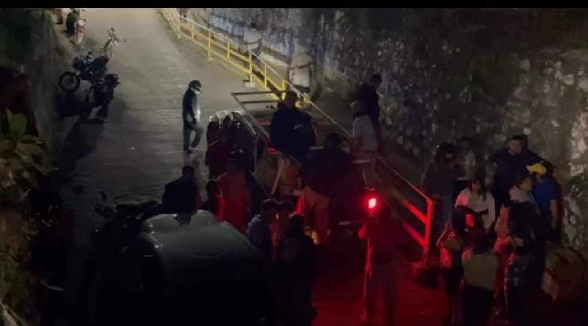 Vuelca tráiler cargado de cerveza en Chamilpa