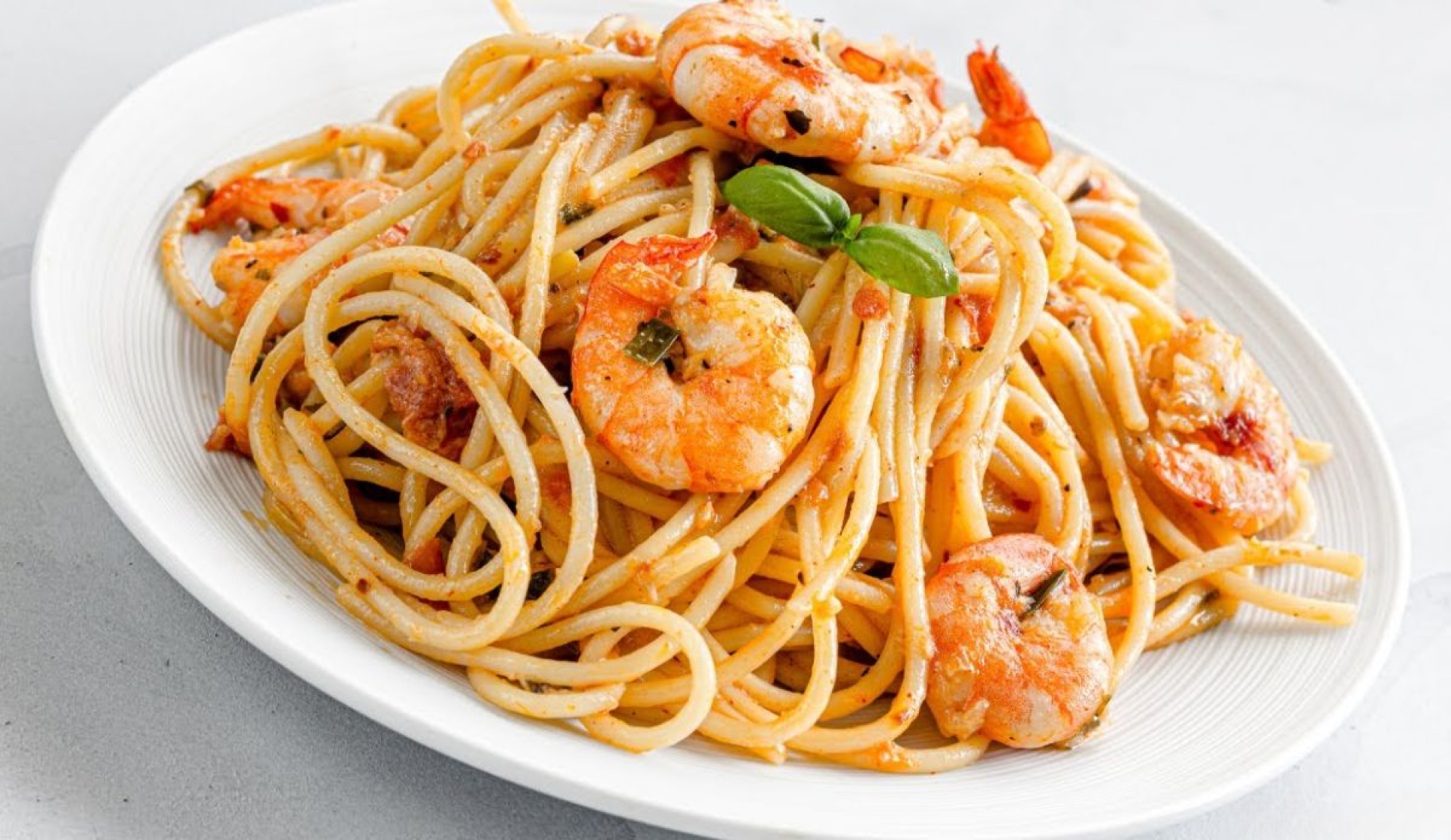 Espagueti rojo con camarones: una receta deliciosa para disfrutar en familia
