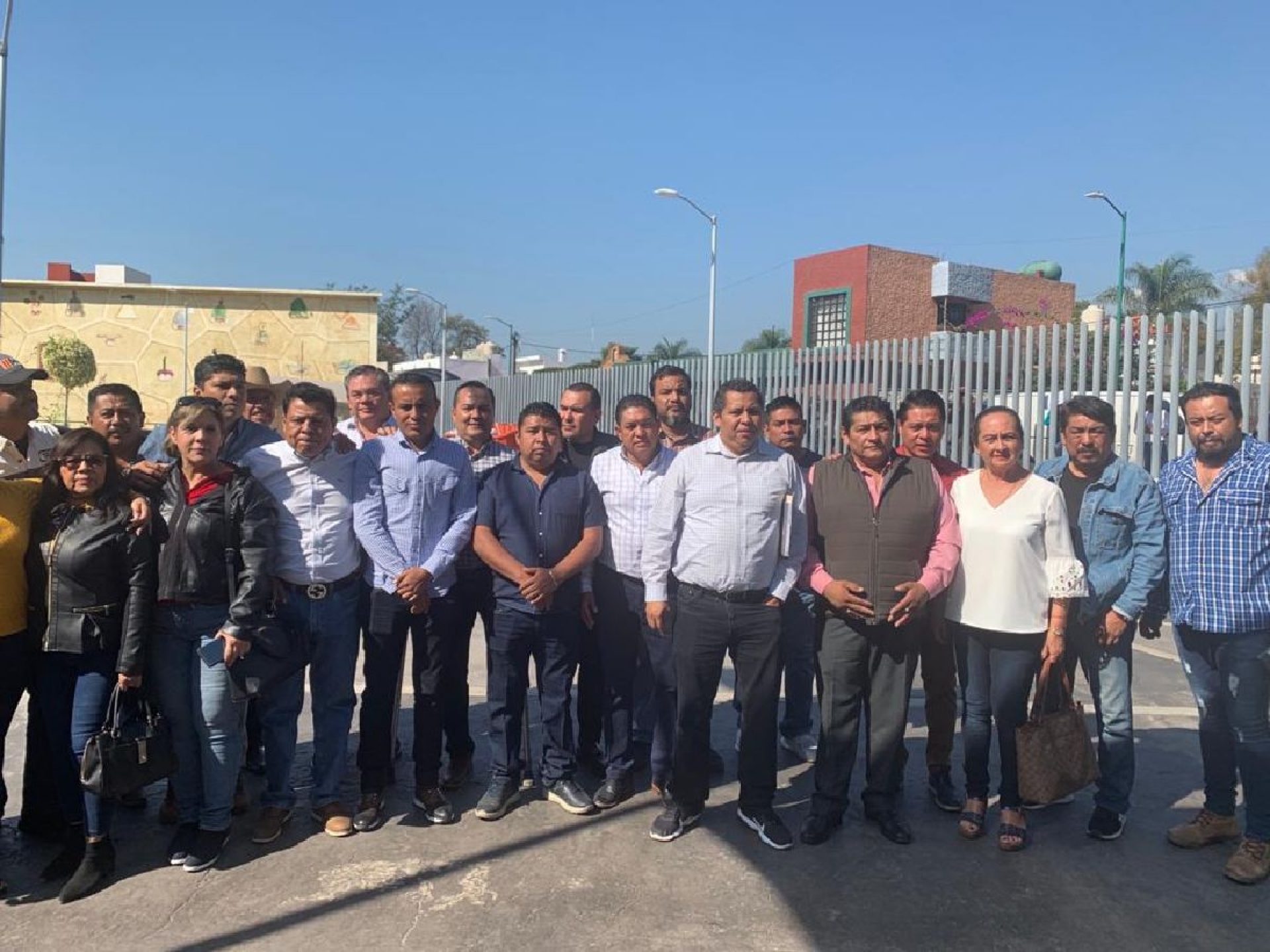 Presionan alcaldes a Congreso